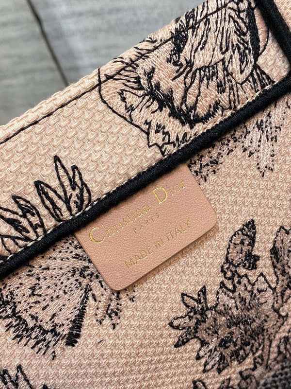 Dragons Bags Detail