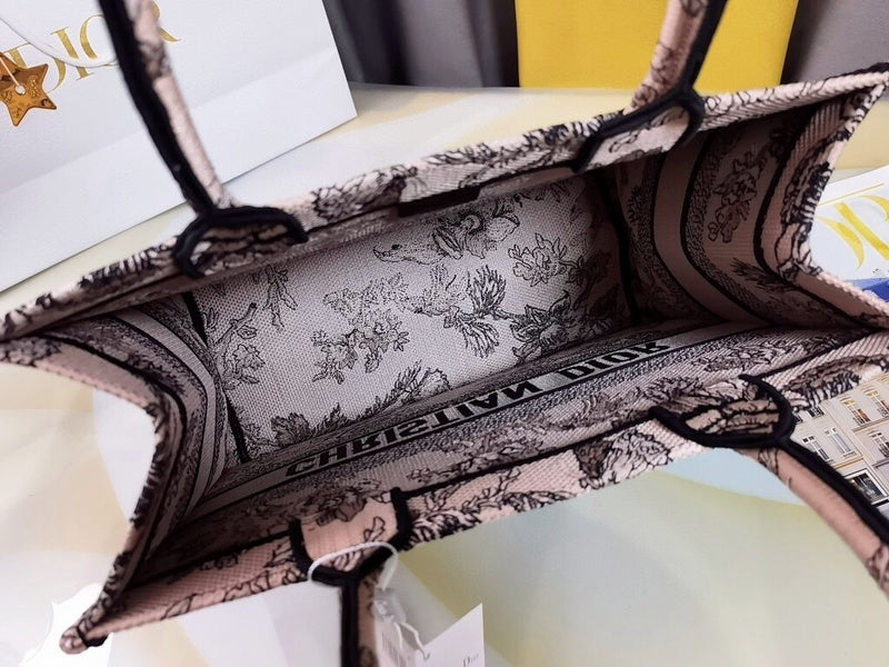 Dragons Bags Detail