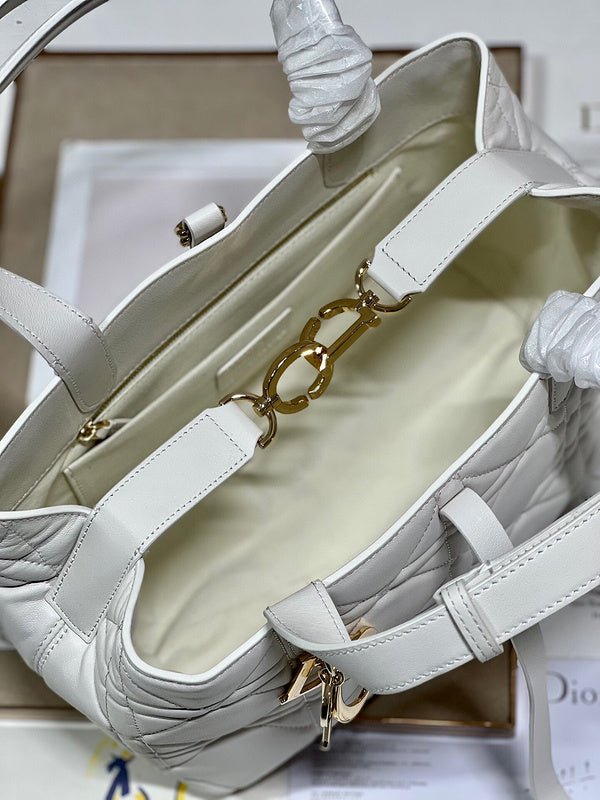 Dragons Bags Detail