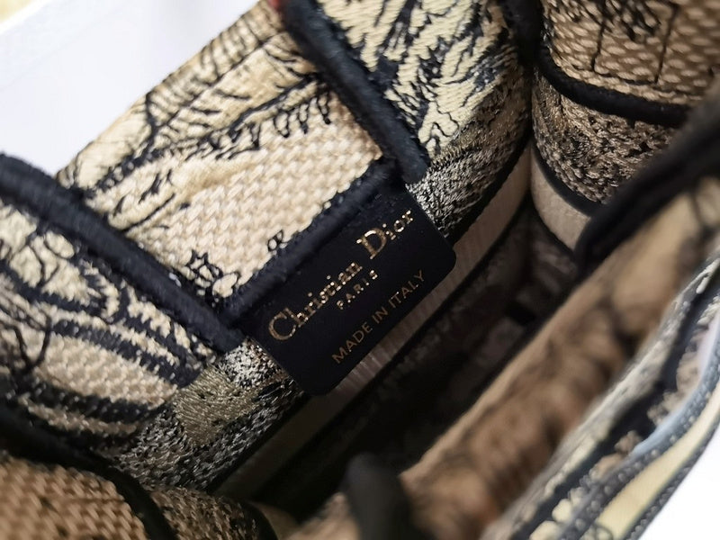 Dragons Bags Detail