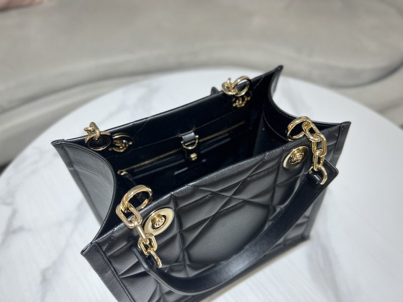 Dragons Bags Detail