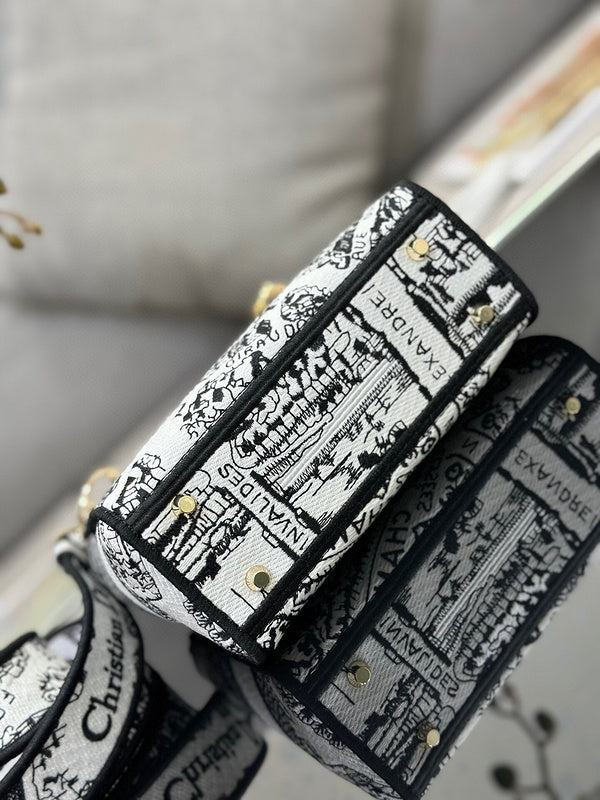 Dragons Bags Detail
