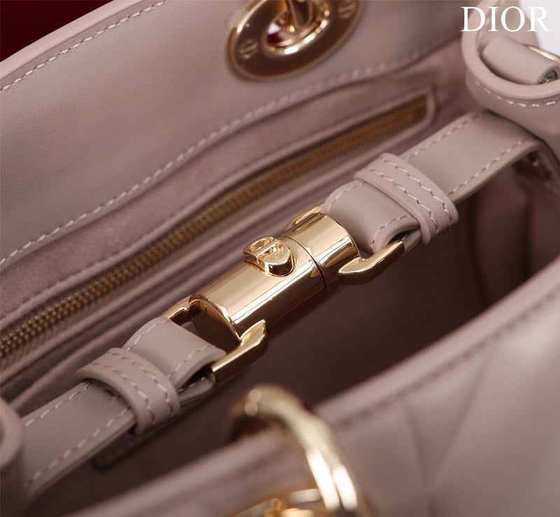 Dragons Bags Detail