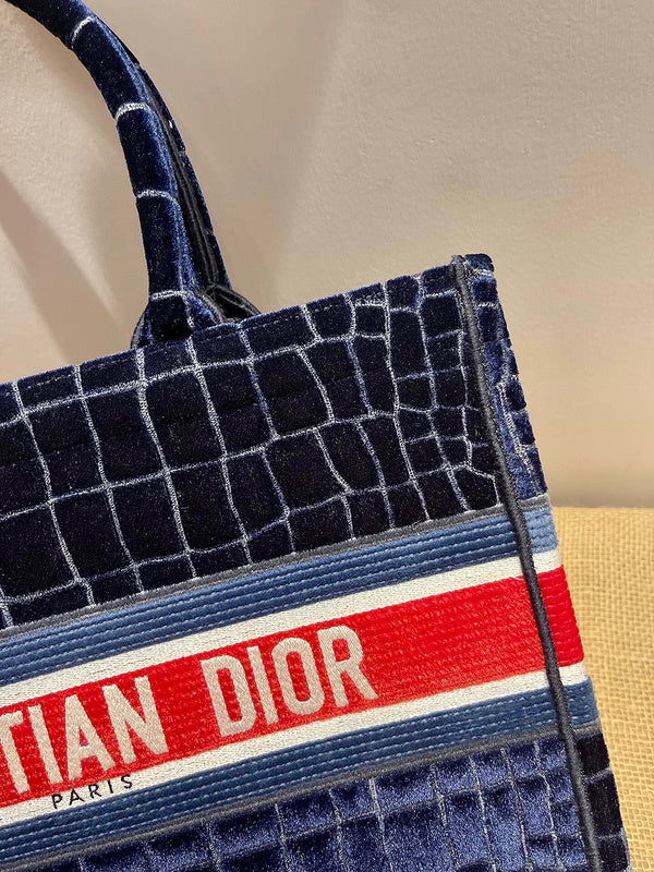 Dragons Bags Detail