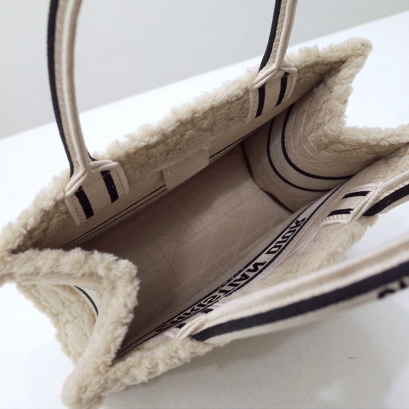 Dragons Bags Detail
