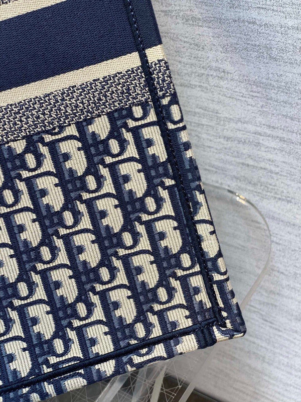 Dragons Bags Detail