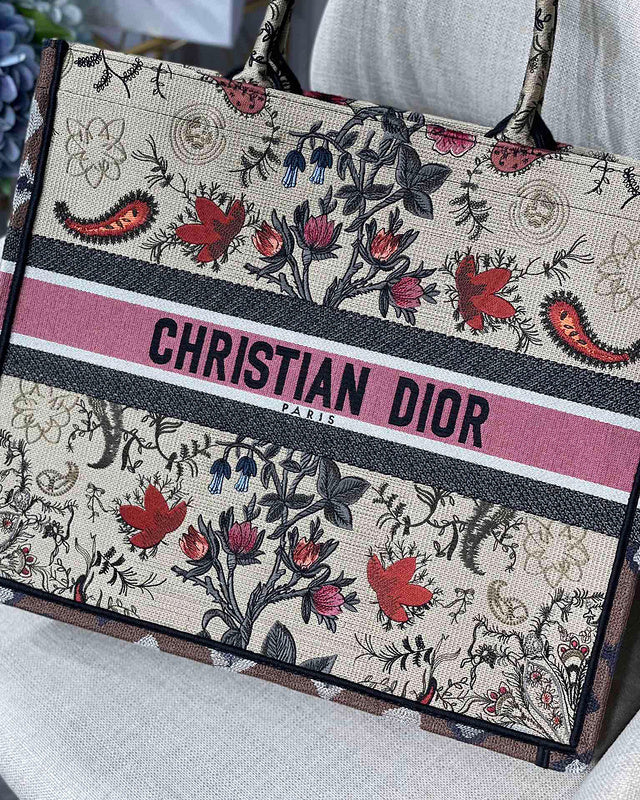 Dragons Bags Detail