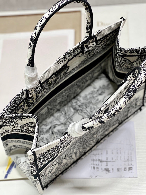 Dragons Bags Detail