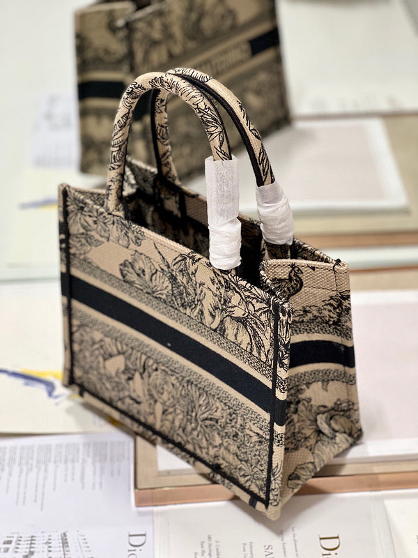 Dragons Bags Detail