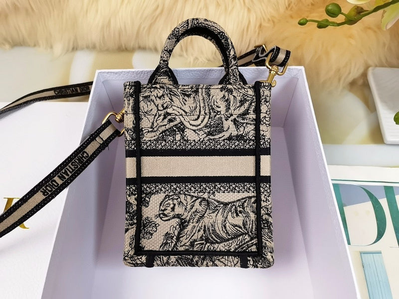 Dragons Bags Detail