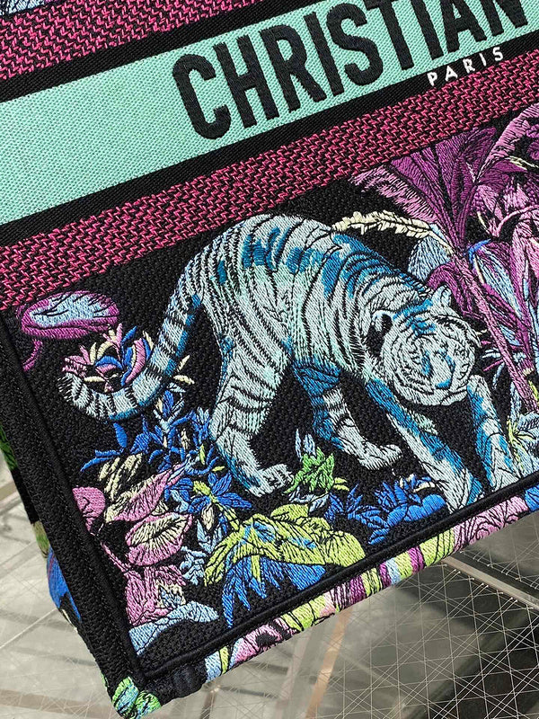 Dragons Bags Detail