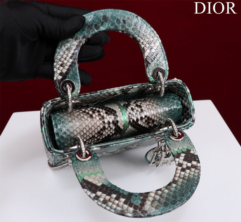Dragons Bags Detail