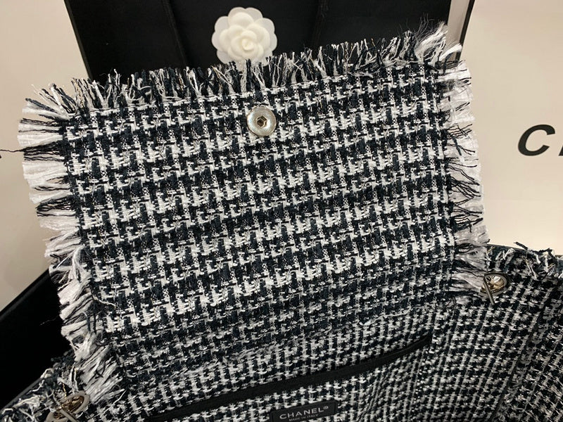 Dragons Bags Detail