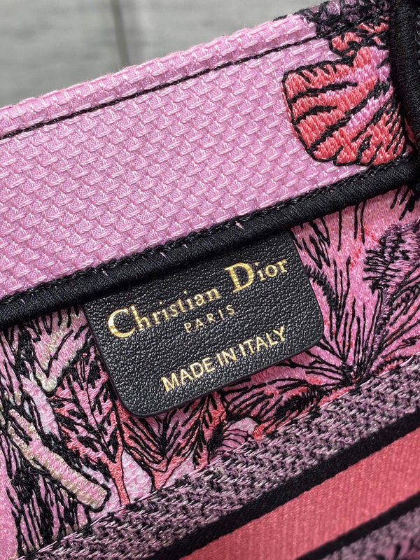 Dragons Bags Detail