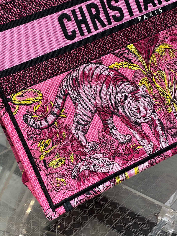 Dragons Bags Detail