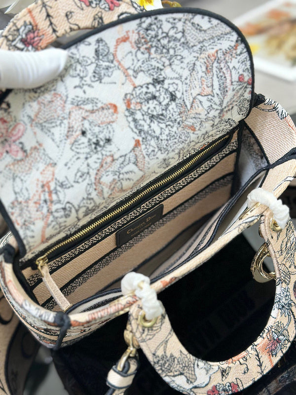 Dragons Bags Detail