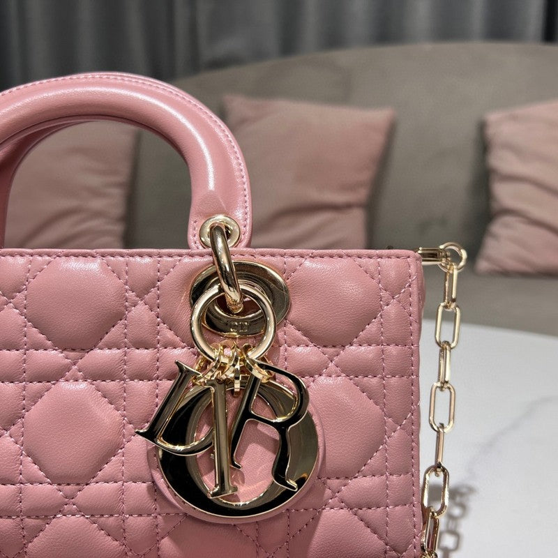 Dragons Bags Detail