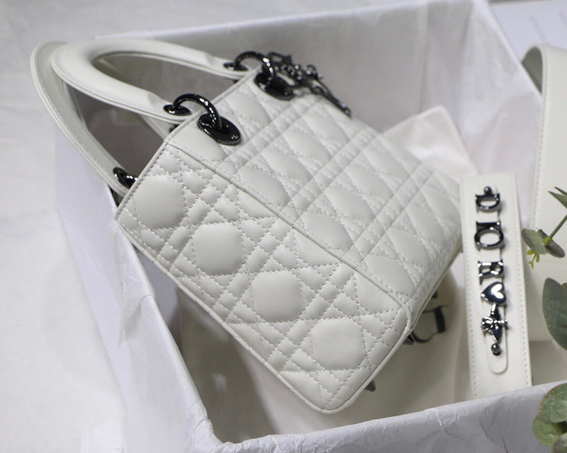 Dragons Bags Detail