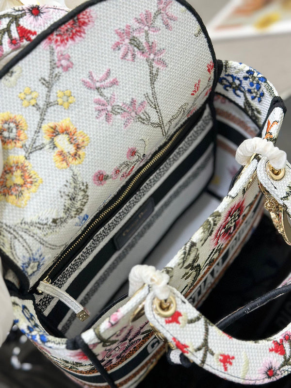Dragons Bags Detail