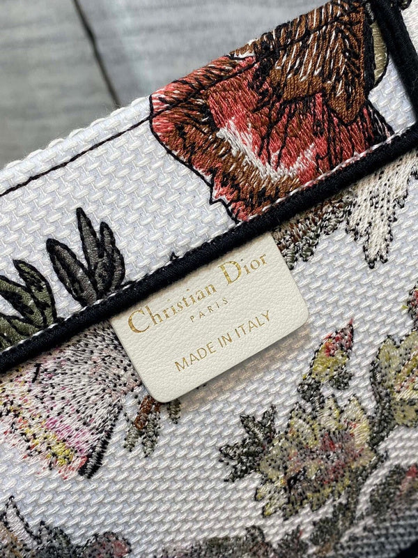 Dragons Bags Detail