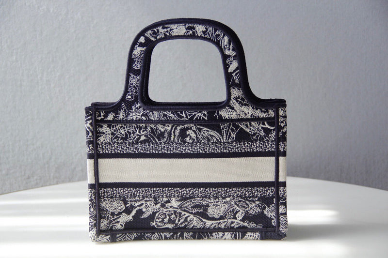 Dragons Bags Detail
