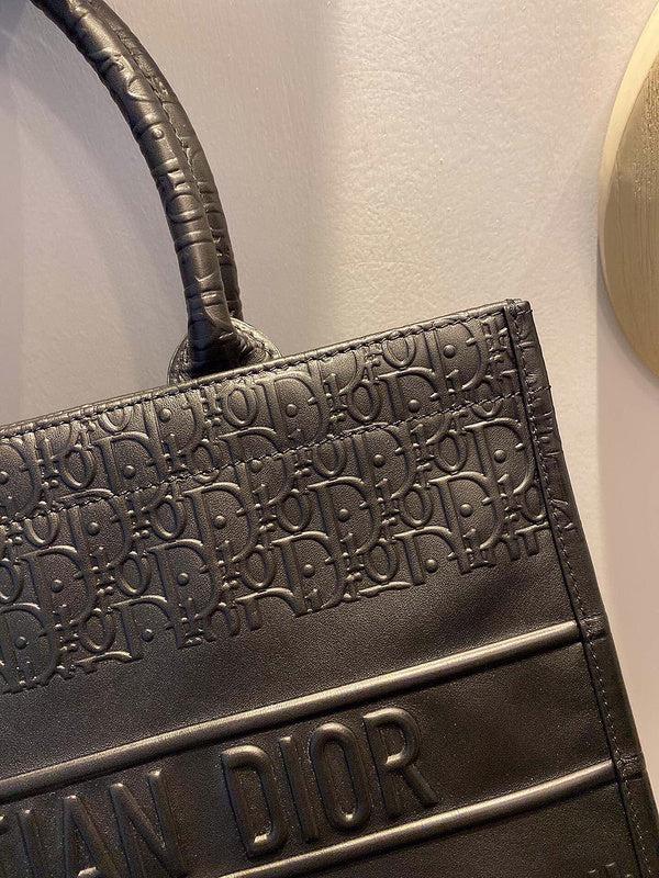 Dragons Bags Detail