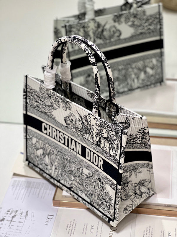 Dragons Bags Detail