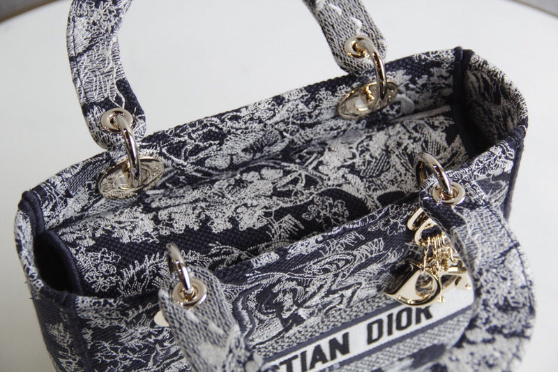 Dragons Bags Detail