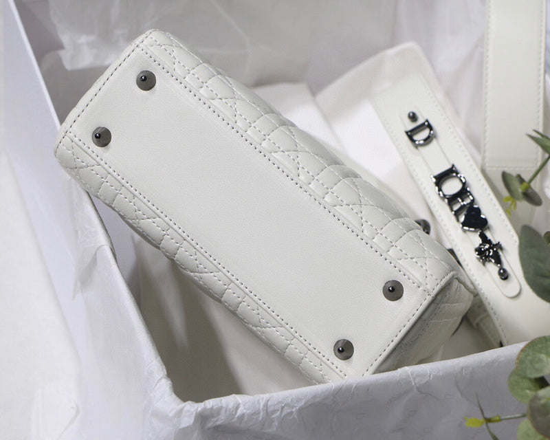 Dragons Bags Detail