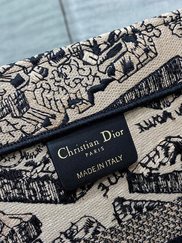 Dragons Bags Detail