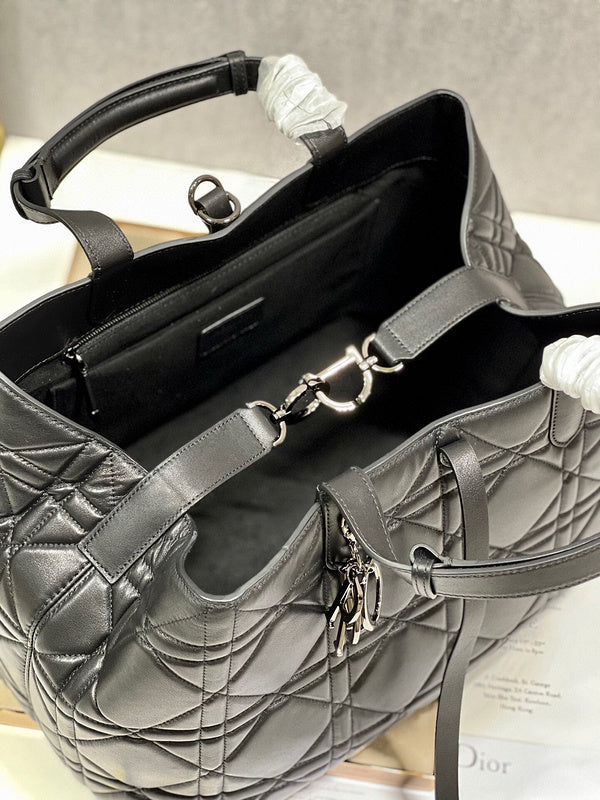 Dragons Bags Detail