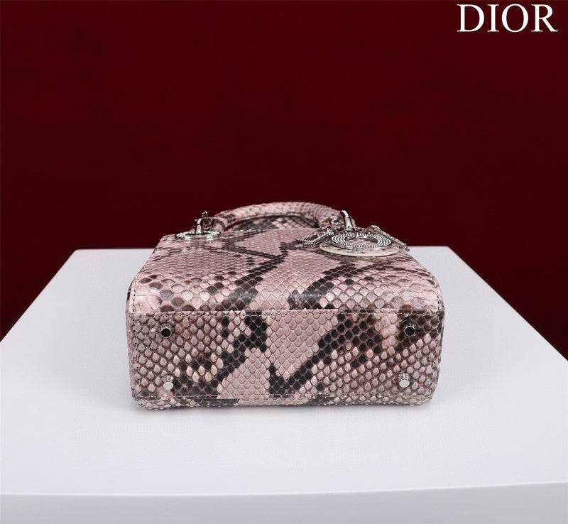 Dragons Bags Detail