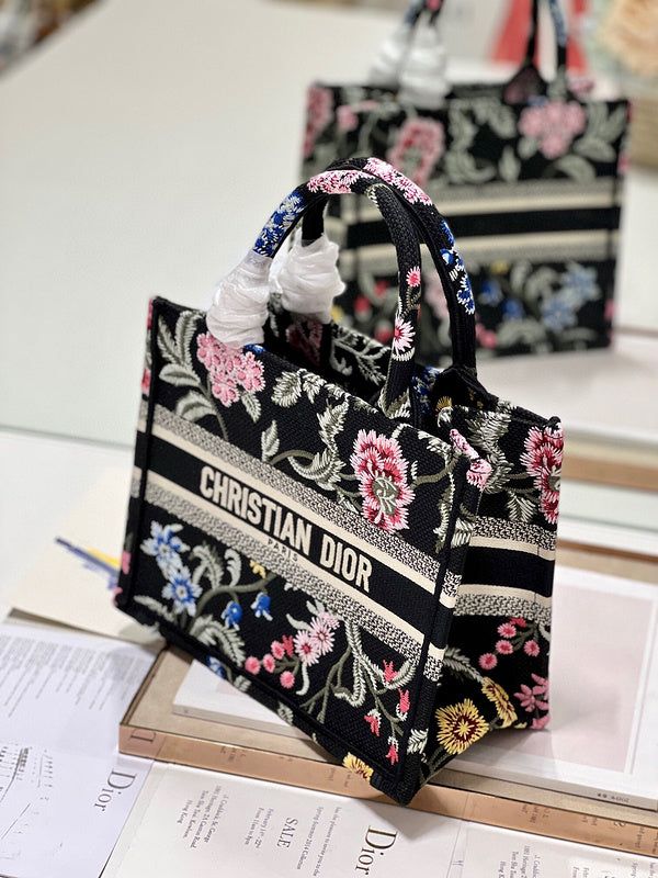 Dragons Bags Detail