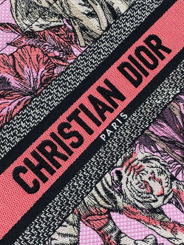Dragons Bags Detail