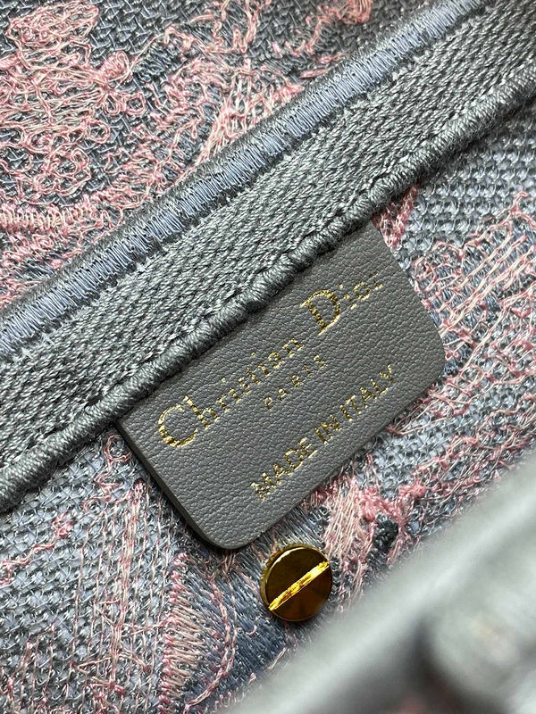 Dragons Bags Detail