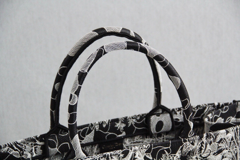 Dragons Bags Detail
