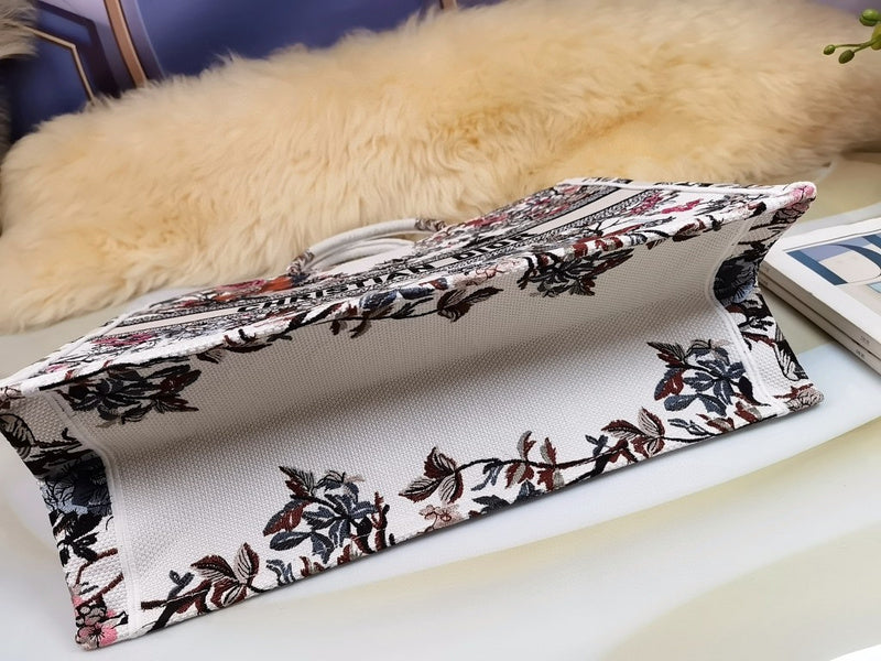 Dragons Bags Detail