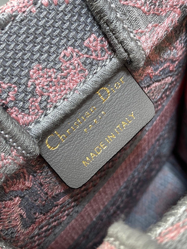 Dragons Bags Detail