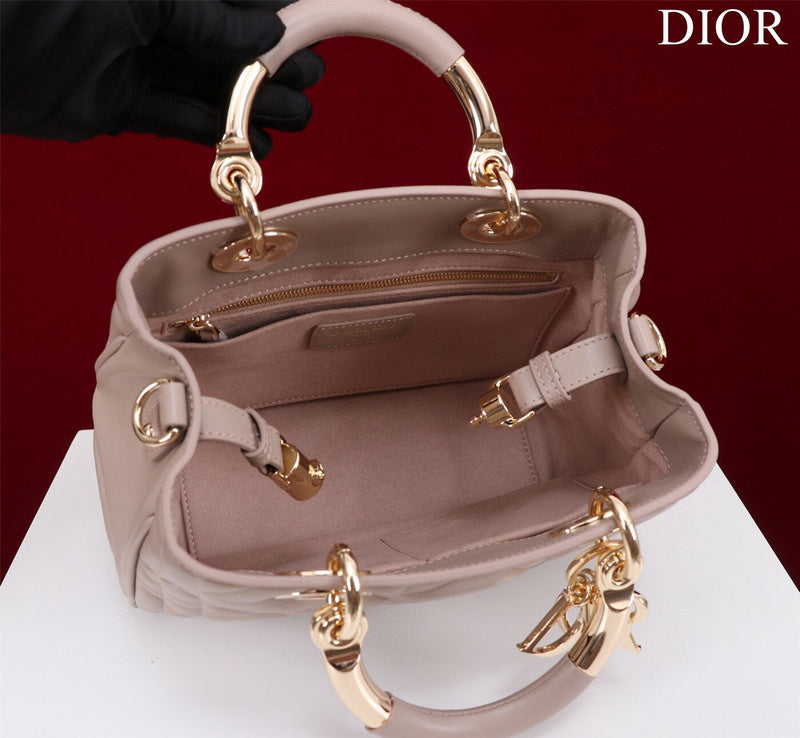 Dragons Bags Detail