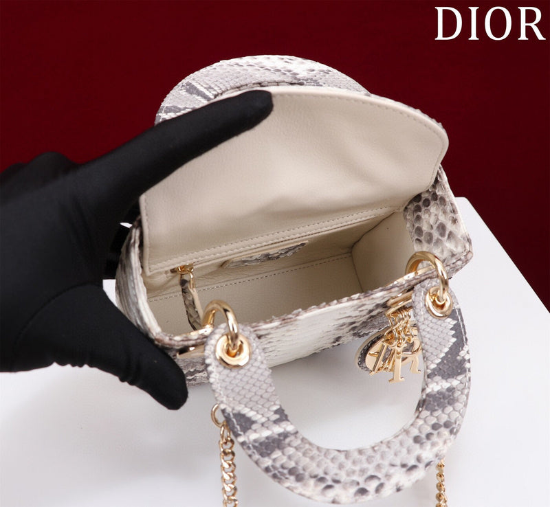 Dragons Bags Detail