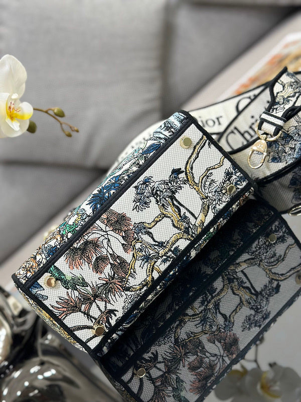 Dragons Bags Detail
