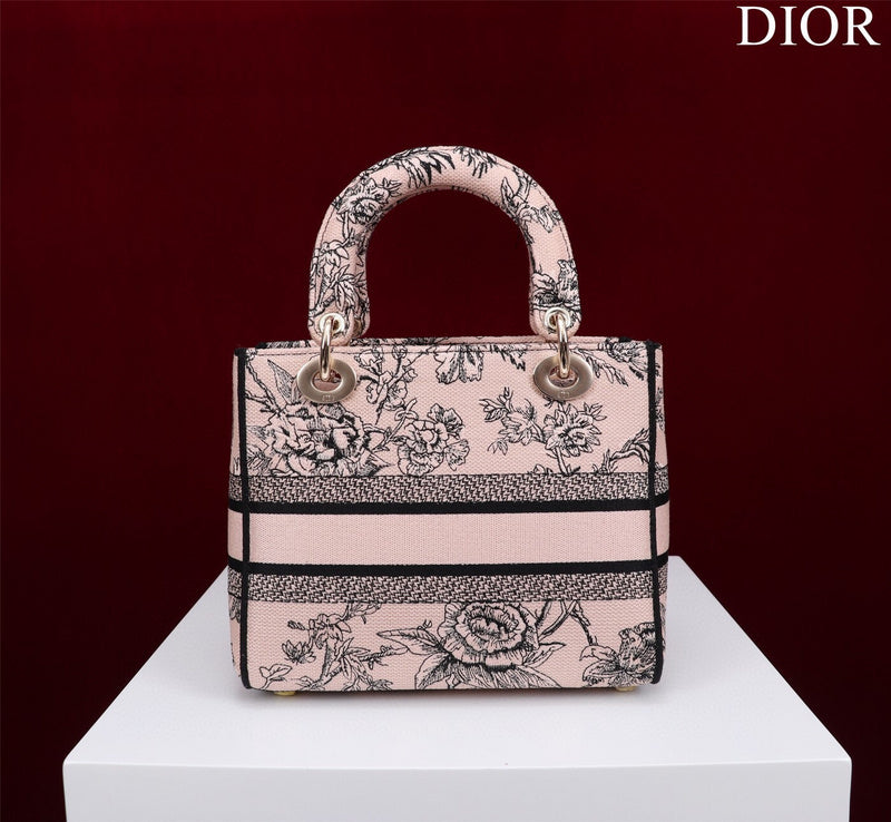 Dragons Bags Detail