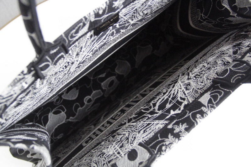 Dragons Bags Detail