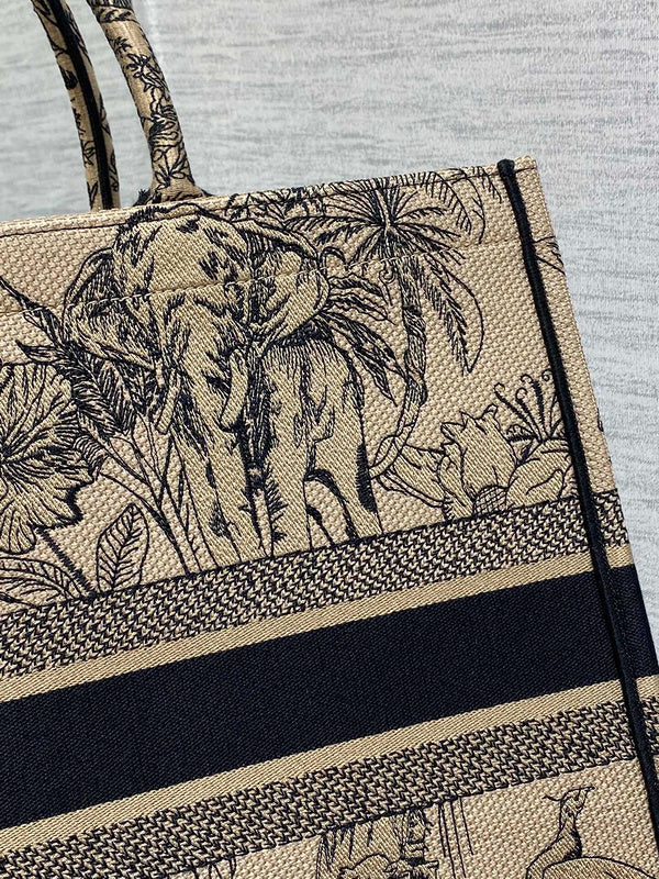 Dragons Bags Detail