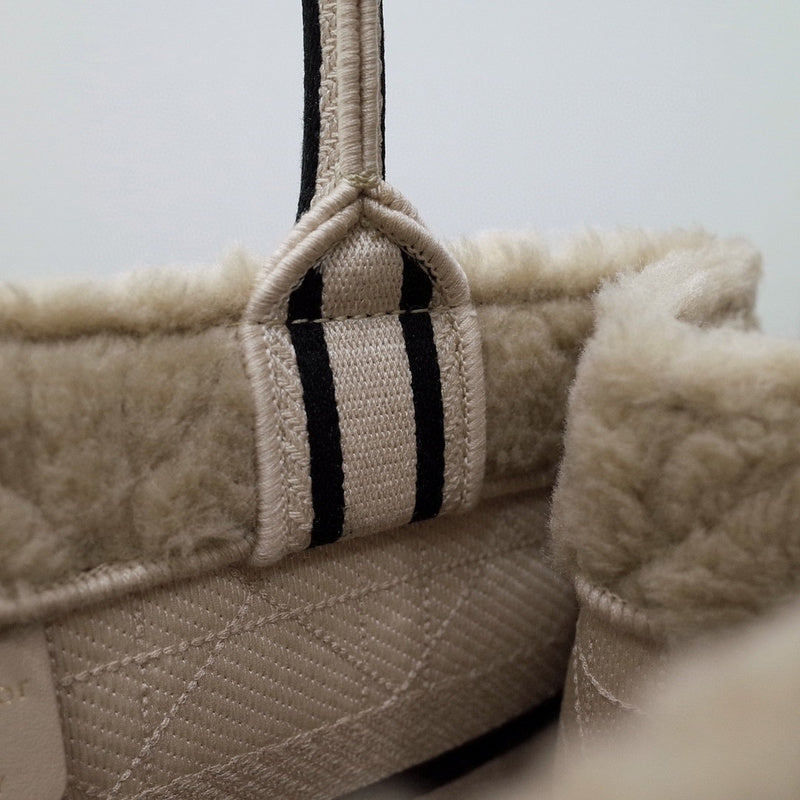 Dragons Bags Detail