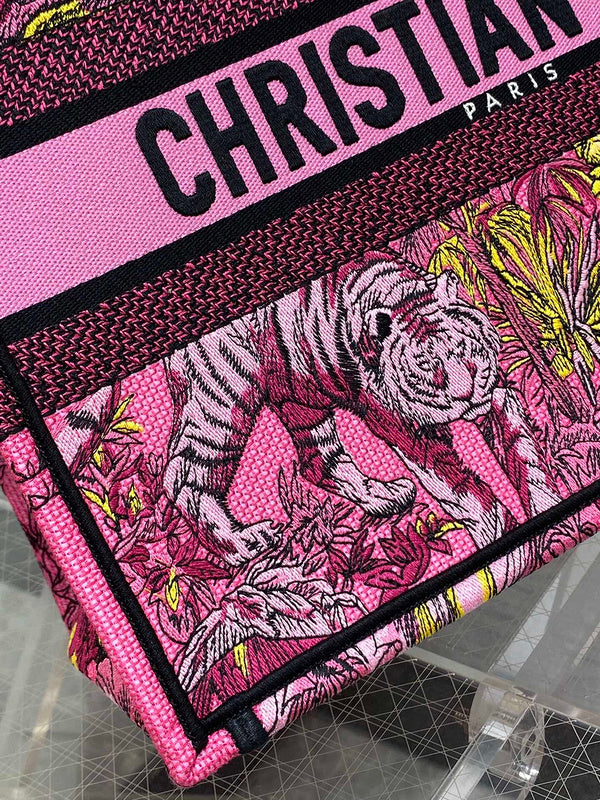 Dragons Bags Detail