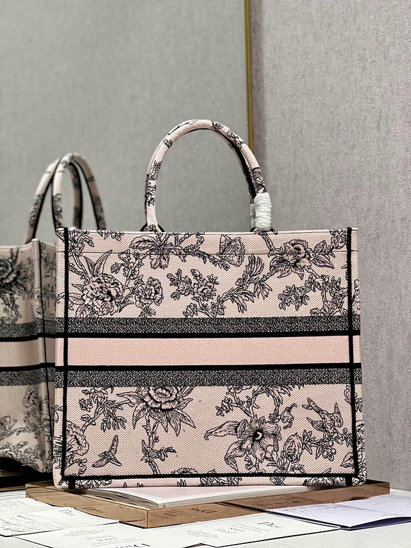 Dragons Bags Detail