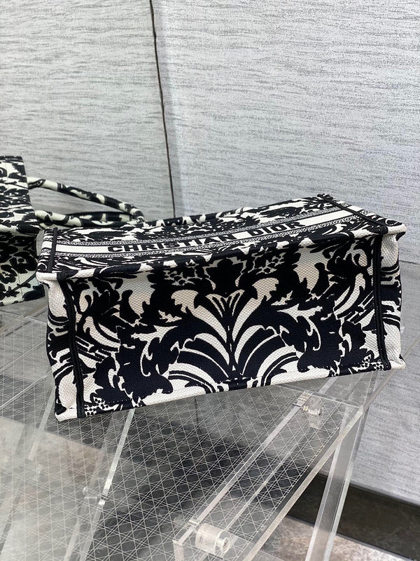 Dragons Bags Detail