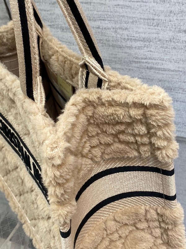 Dragons Bags Detail
