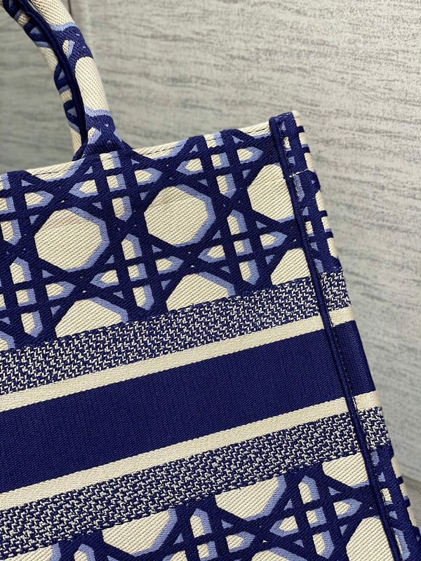 Dragons Bags Detail